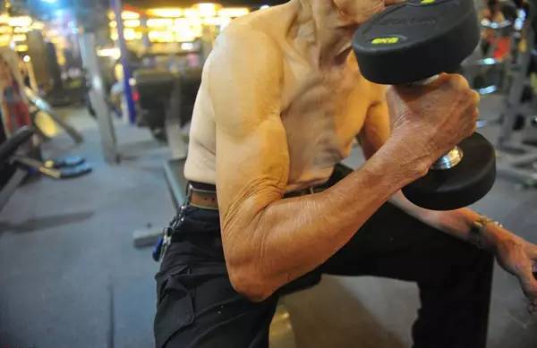 94歲健身爺爺爆紅！他還在運動，你有什么理由偷懶