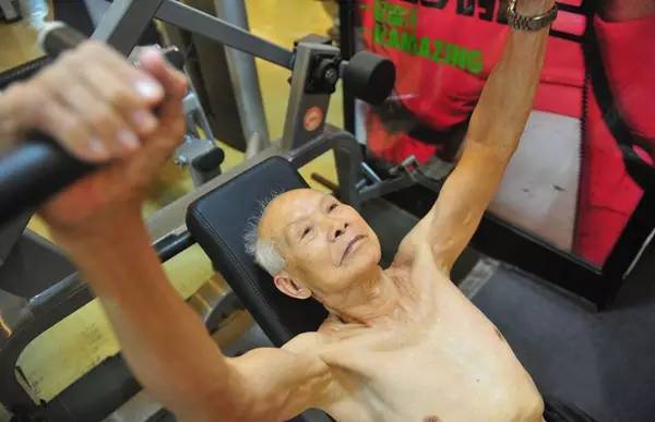 94歲健身爺爺爆紅！他還在運動，你有什么理由偷懶