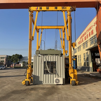 靖起研發公鐵路集裝箱門式起重機